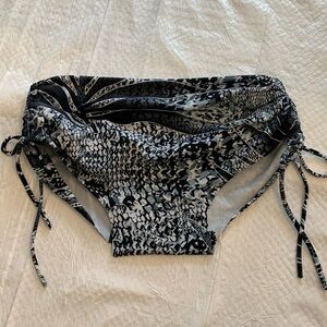 Great condition! Perfect for yoga/swimming